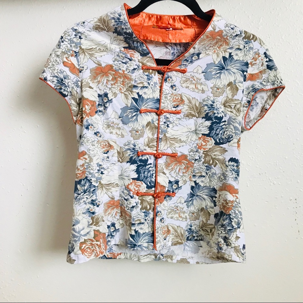 Floral top with silk buttons